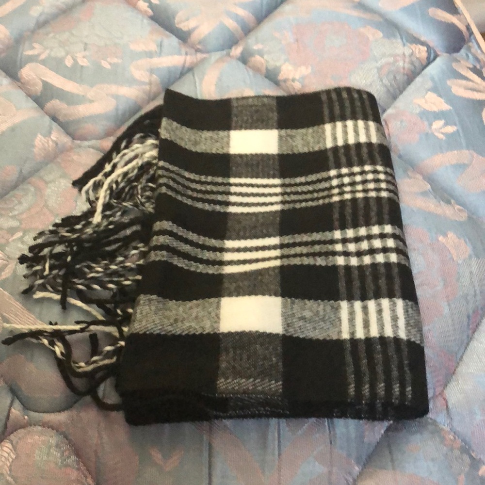 Super cute black and white scarf!